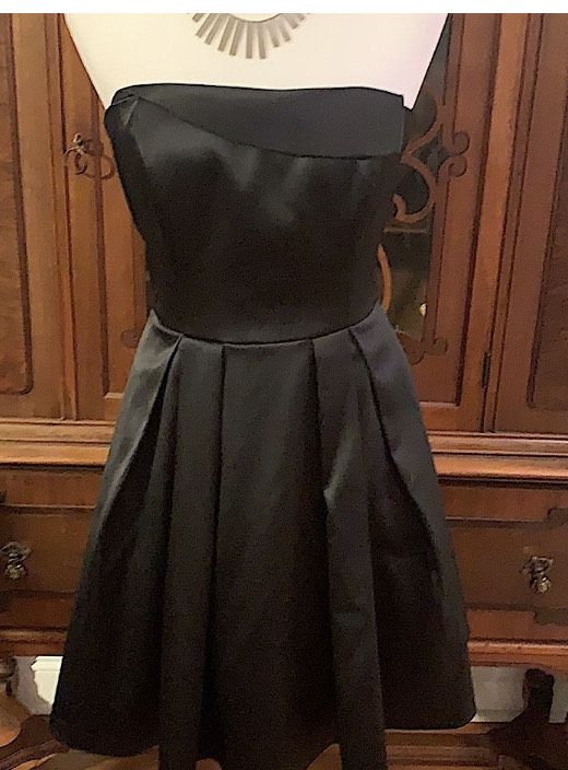 Size 2 Homecoming Strapless Black Cocktail Dress on Queenly