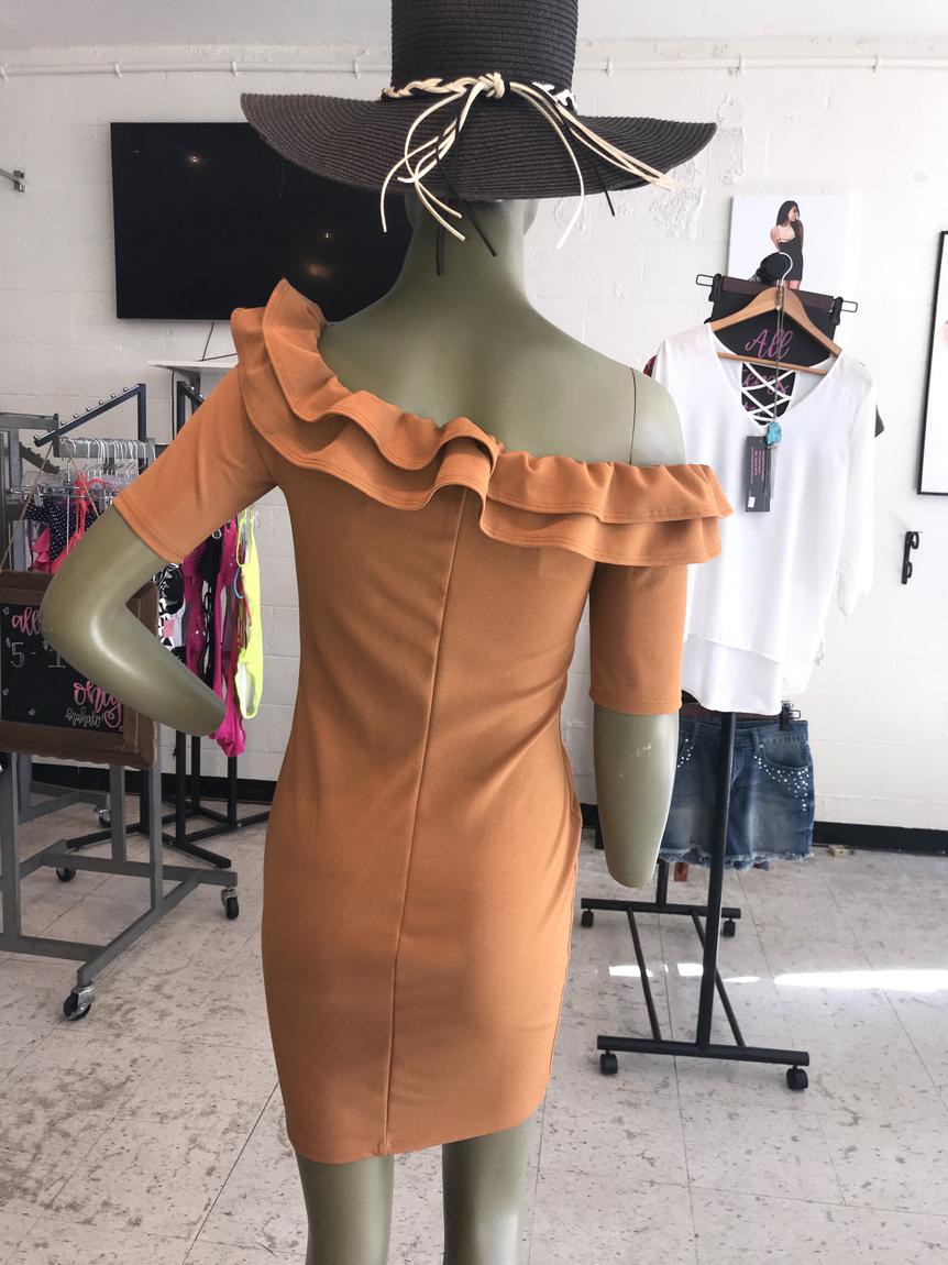 Size 4 Homecoming Nude Cocktail Dress on Queenly