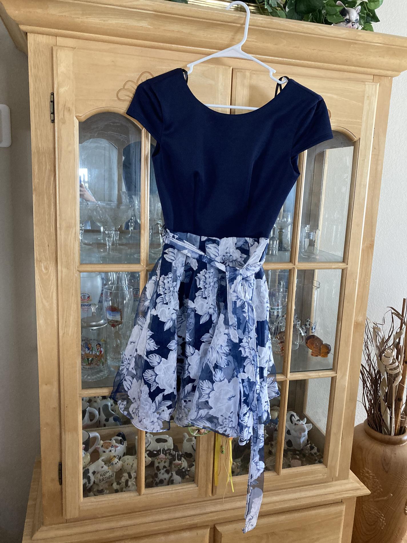 Size 2 Floral Blue Cocktail Dress on Queenly