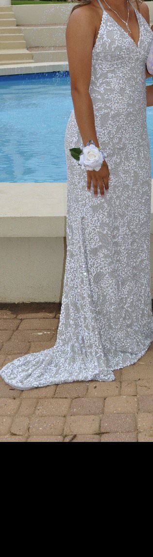 Size 4 White Floor Length Maxi on Queenly