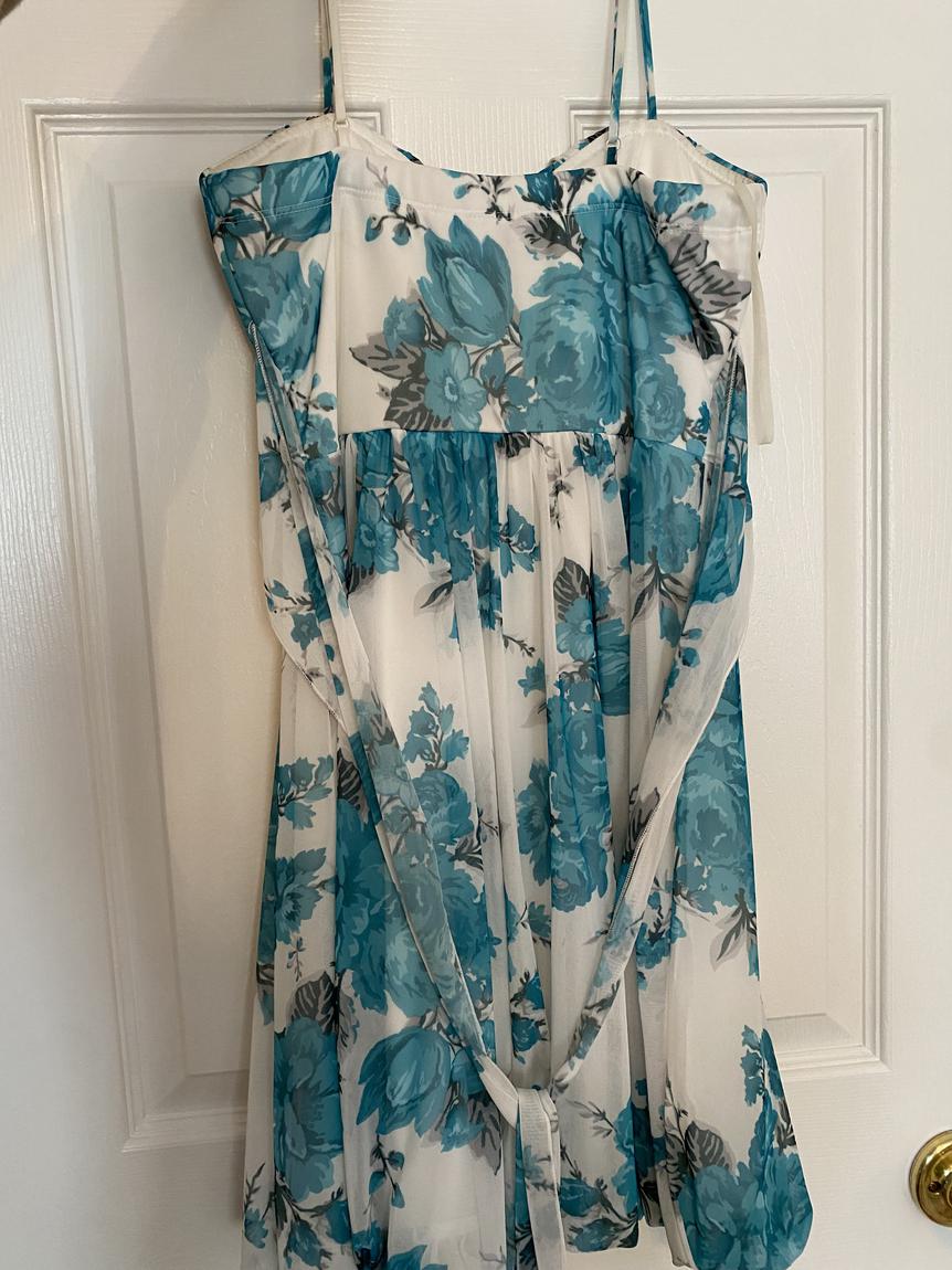 Size 0 Floral Blue Cocktail Dress on Queenly