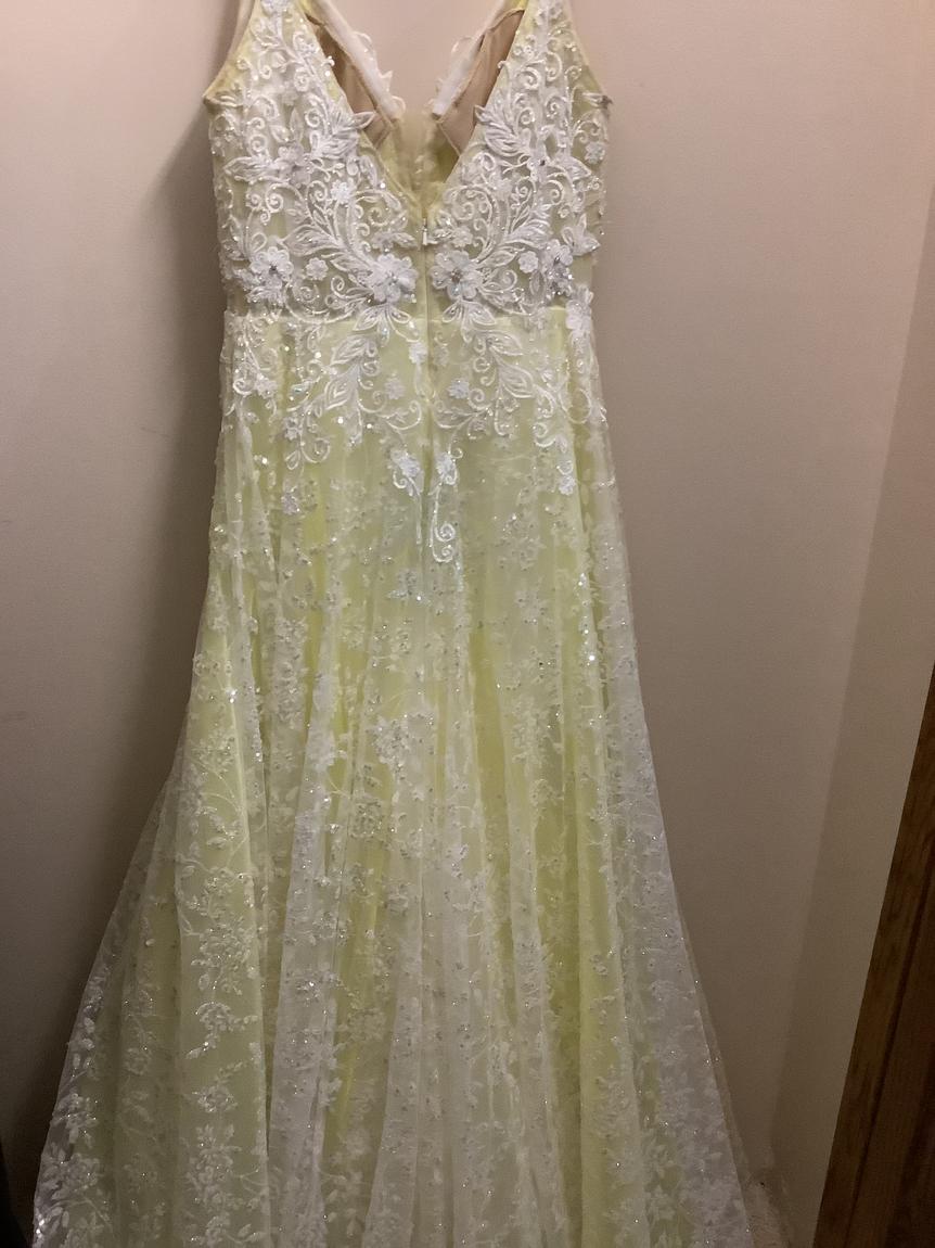 Ellie Wilde Size 10 Prom Lace Yellow A-line Dress on Queenly