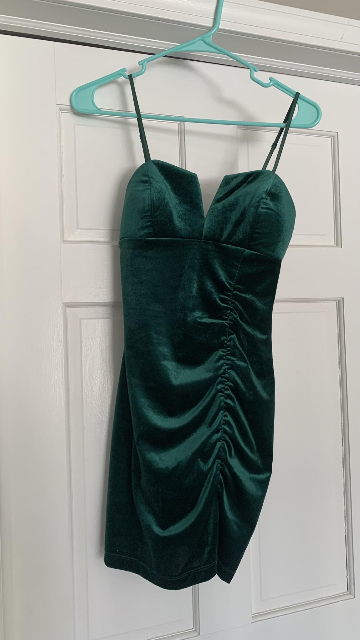 Size 2 Emerald Green Cocktail Dress on Queenly