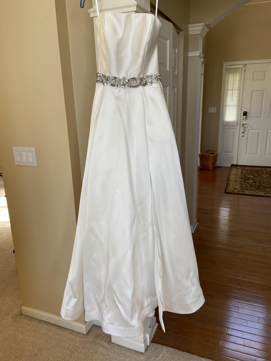Size 0 White Ball Gown on Queenly