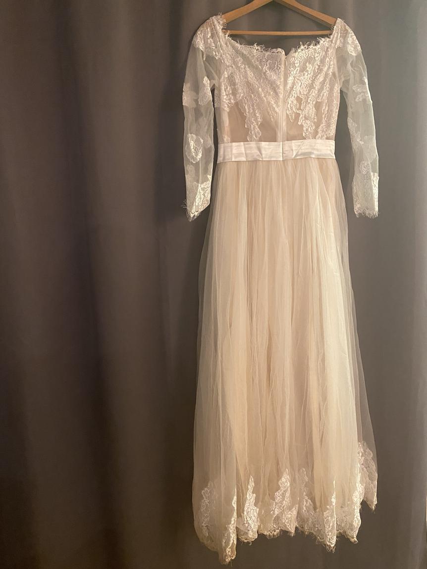 Size 4 Lace Nude Dress With Train on Queenly