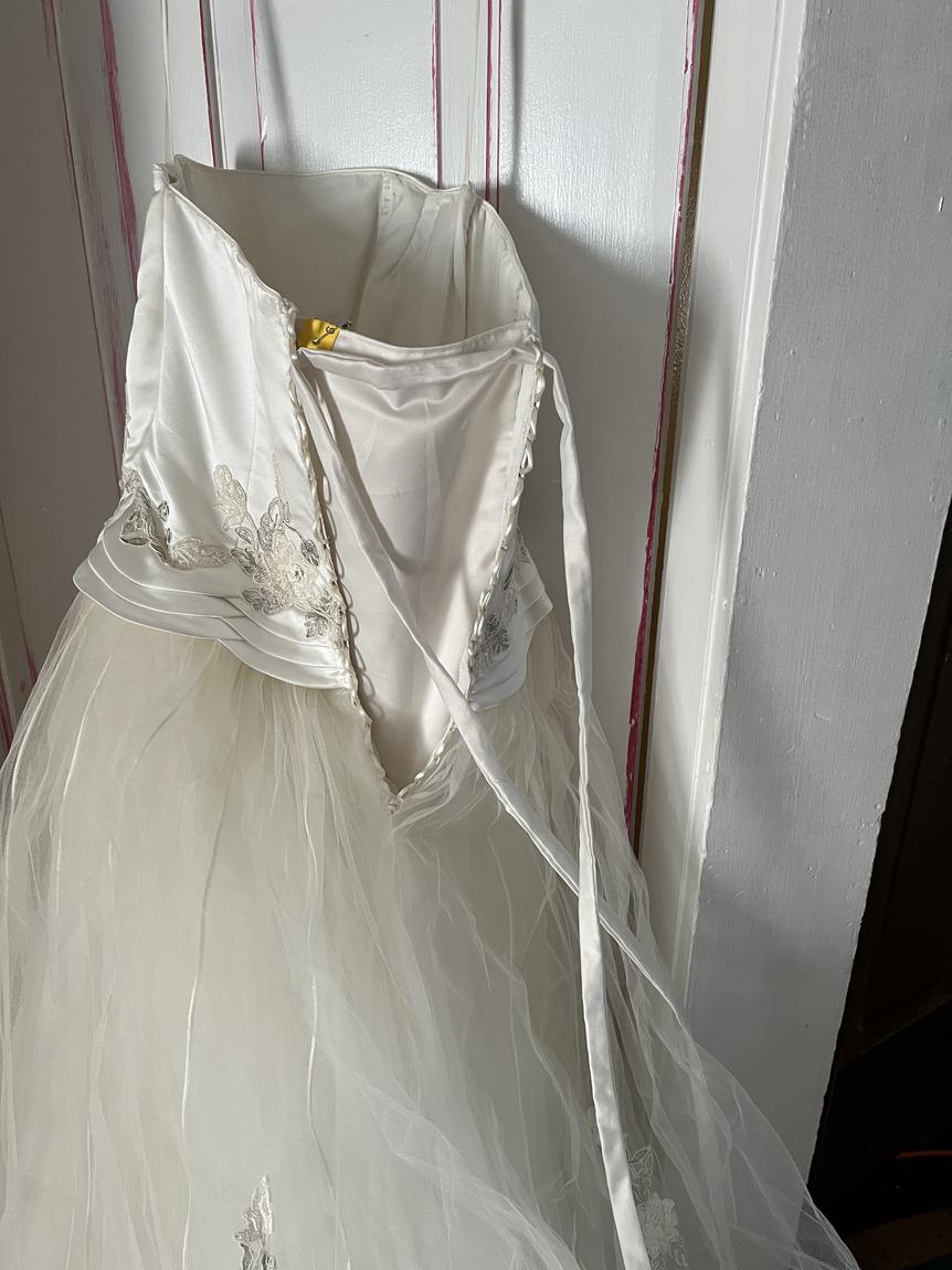 Plus Size 16 Satin White Ball Gown on Queenly