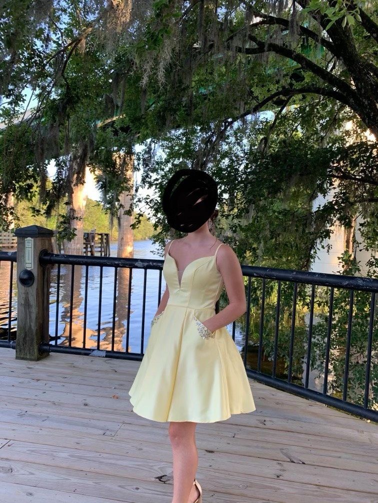 Size 00 Homecoming Yellow Cocktail Dress on Queenly