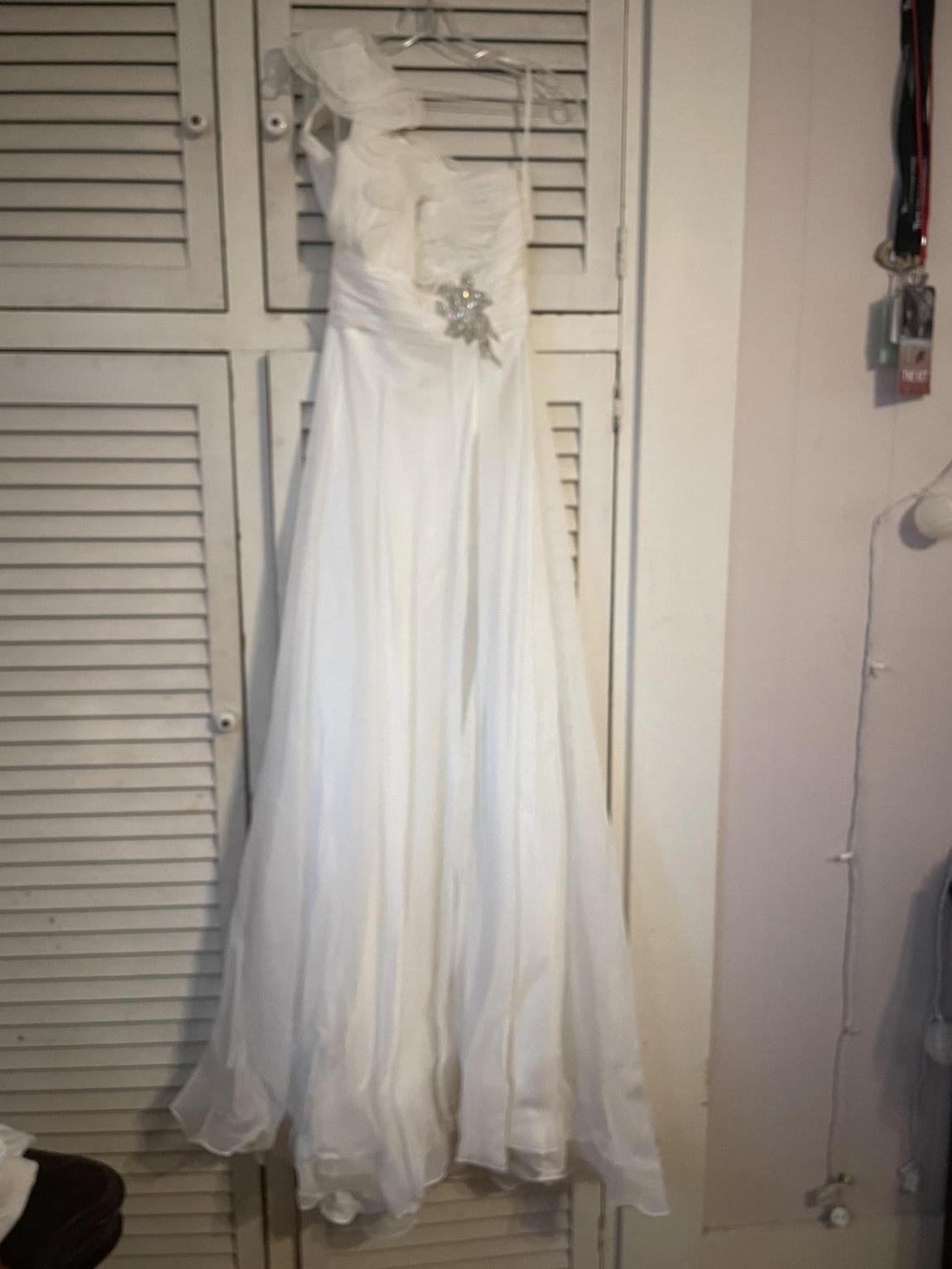 Mac Duggal Size 6 White Ball Gown on Queenly