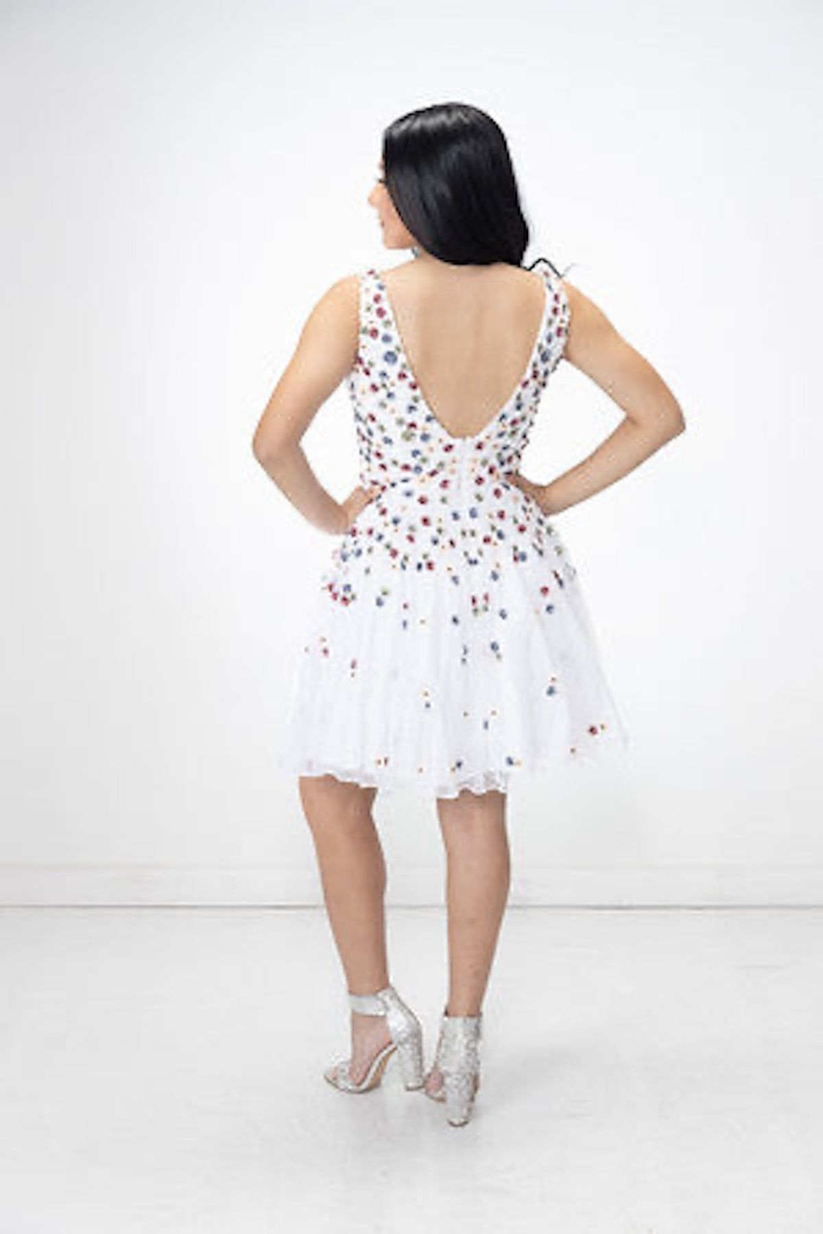 Style Raven Paul Rekhi Size 12 Homecoming Floral White Cocktail Dress on Queenly