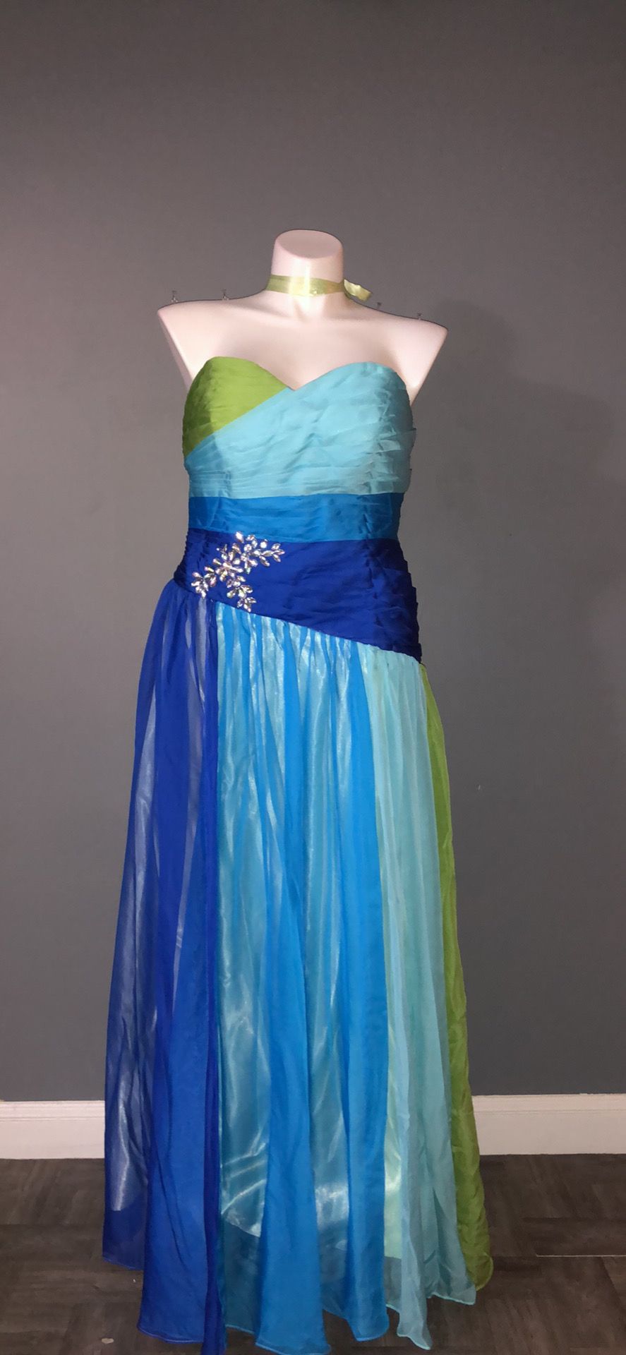 Plus Size 18 Prom Blue Ball Gown on Queenly