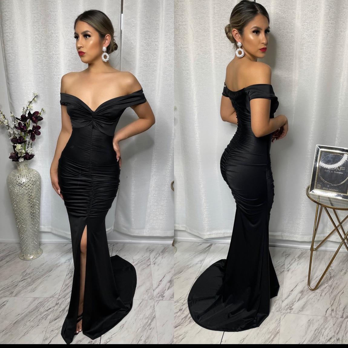 Size 4 Prom Off The Shoulder Black Mermaid Dress on Queenly