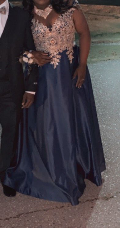Size 14 Prom Off The Shoulder Lace Navy Blue Ball Gown on Queenly
