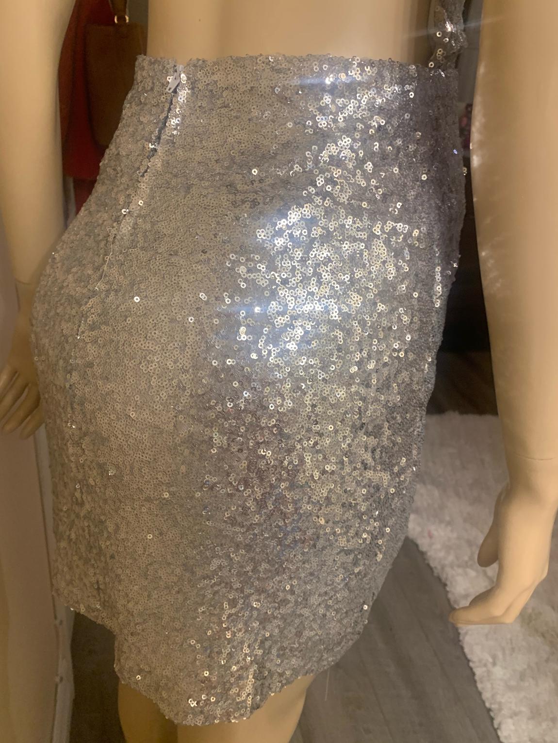 Size 4 Nightclub Sequined Silver Cocktail Dress on Queenly