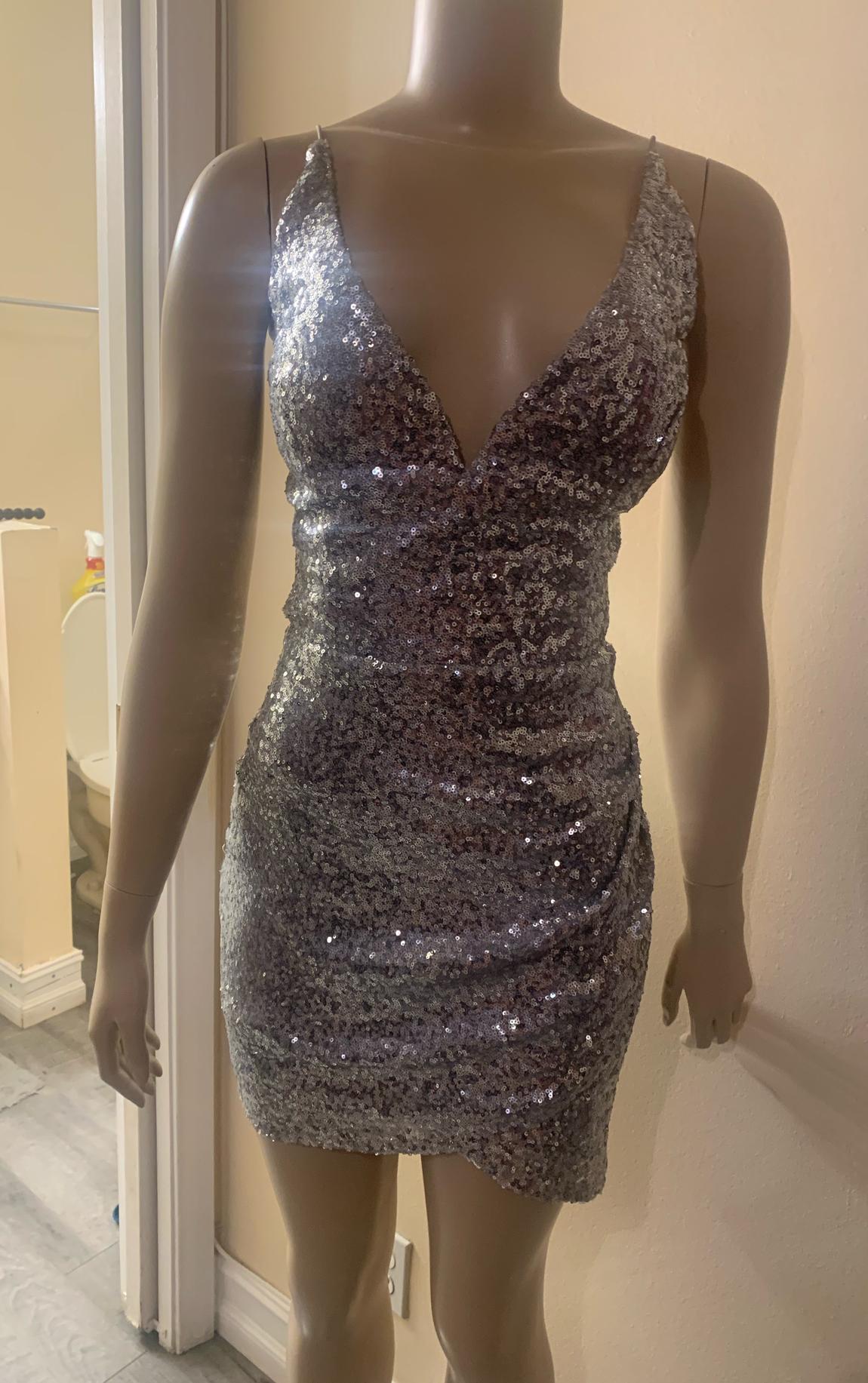 Size 4 Nightclub Sequined Silver Cocktail Dress on Queenly