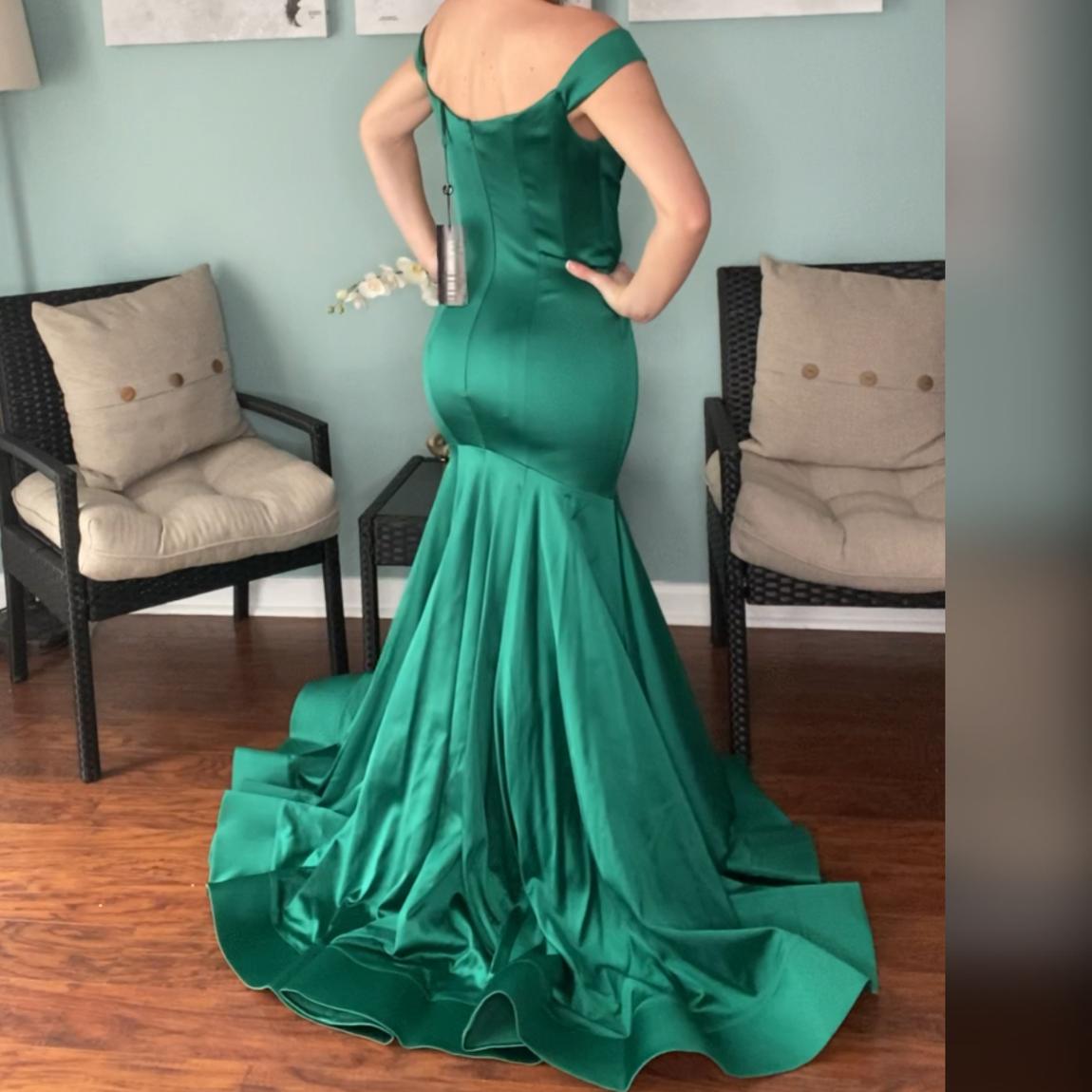 Sherri Hill Size 8 Prom Off The Shoulder Satin Emerald Green Mermaid Dress