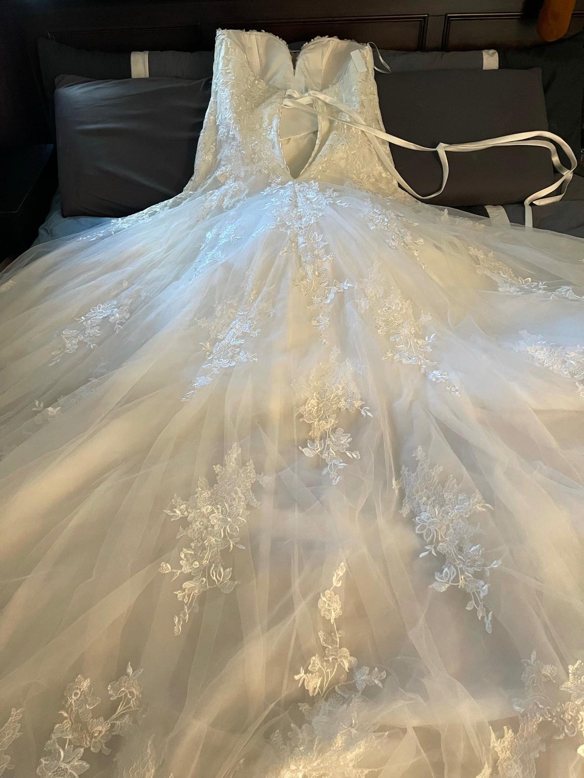 Stella York Plus Size 26 White Mermaid Dress on Queenly