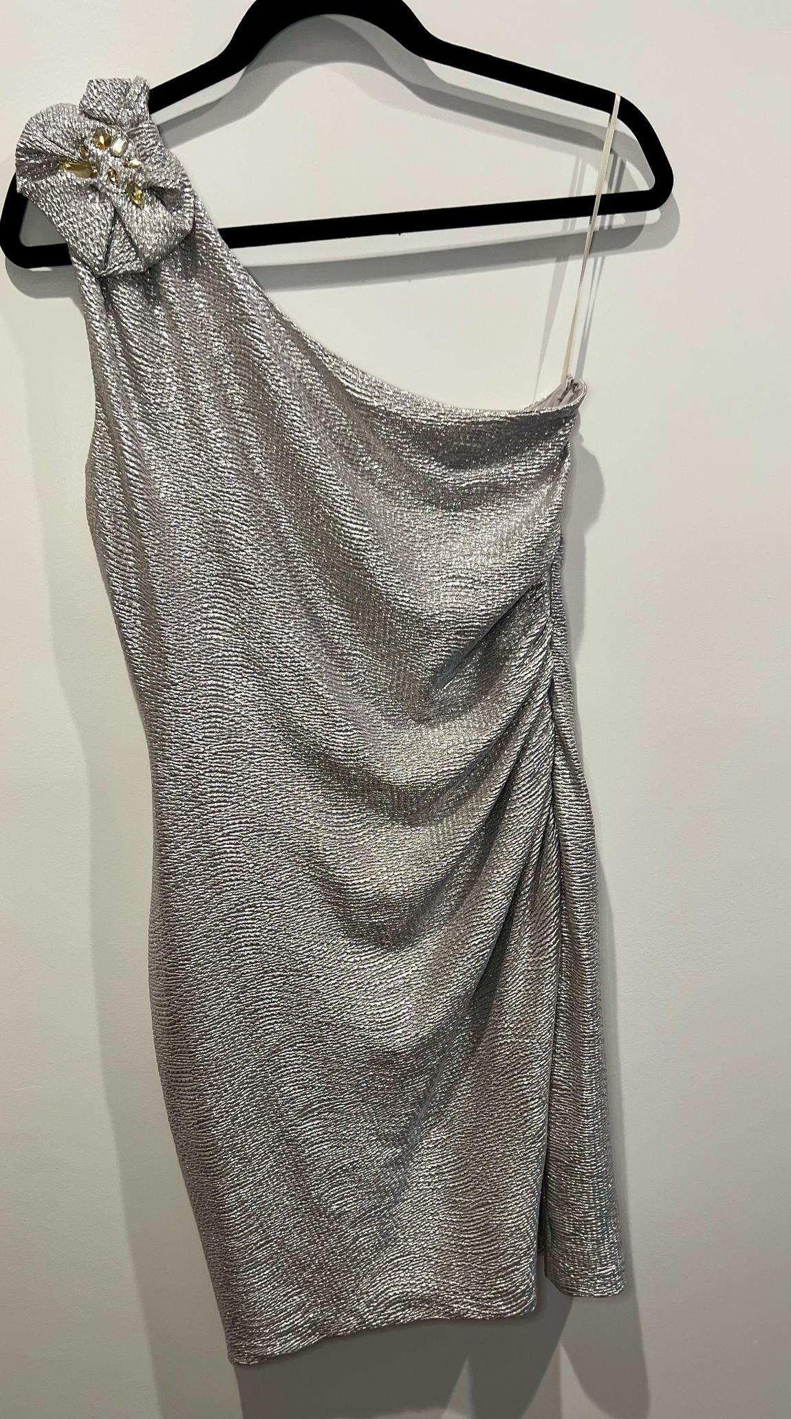 Max and Cleo Size 4 One Shoulder Sequined Silver Cocktail Dress on Queenly