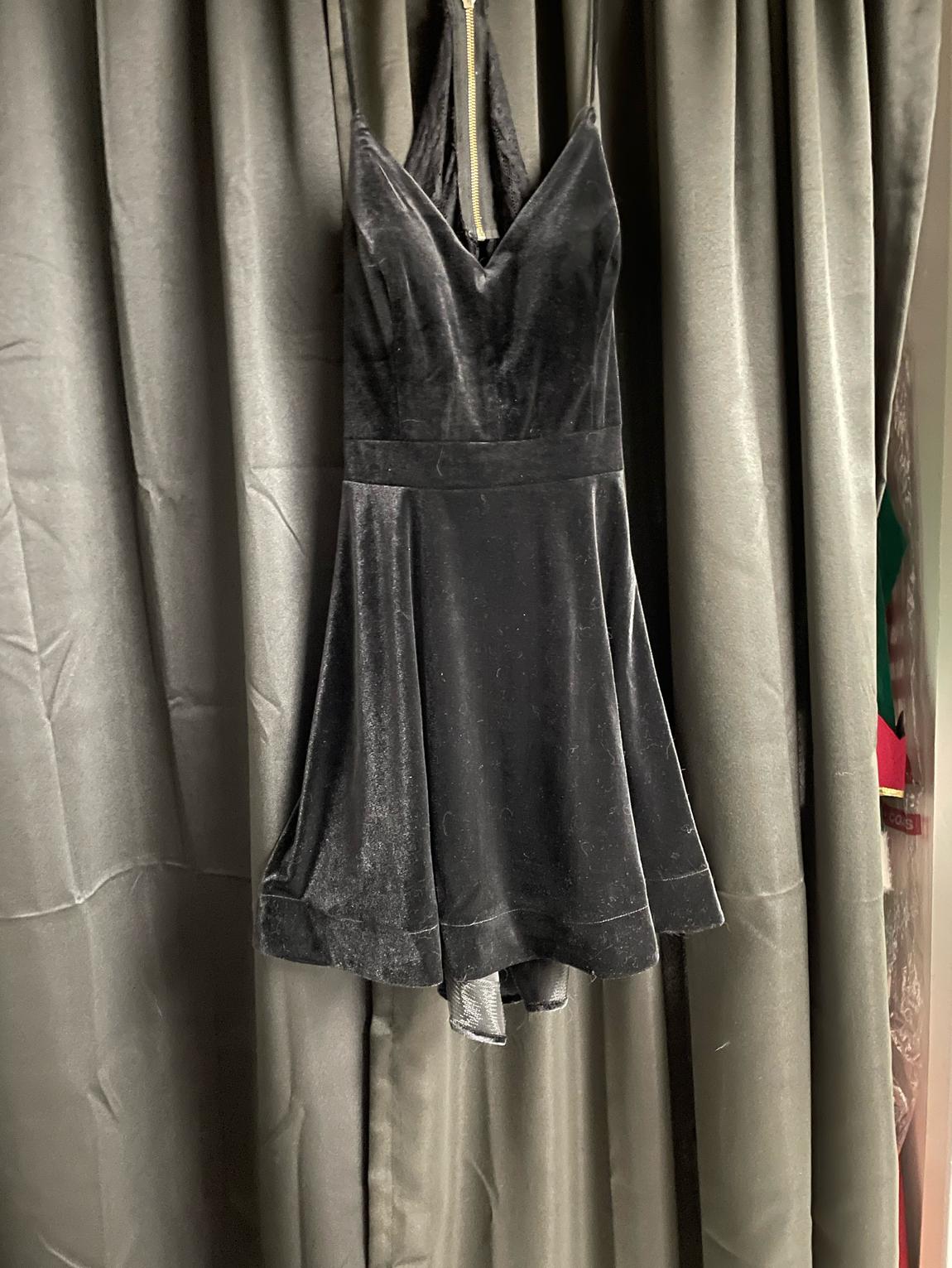 Size 14 Lace Black Cocktail Dress on Queenly