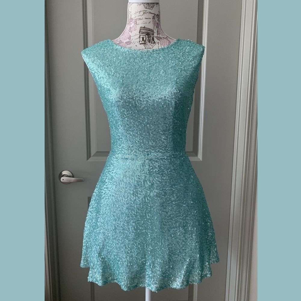 Size 4 Sequined Blue Cocktail Dress on Queenly