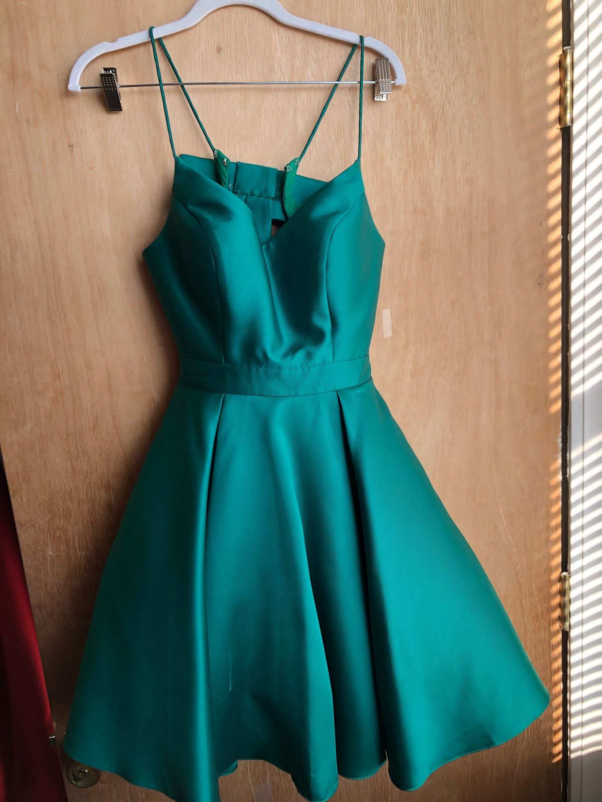 Jovani Size 0 Emerald Green Cocktail Dress on Queenly