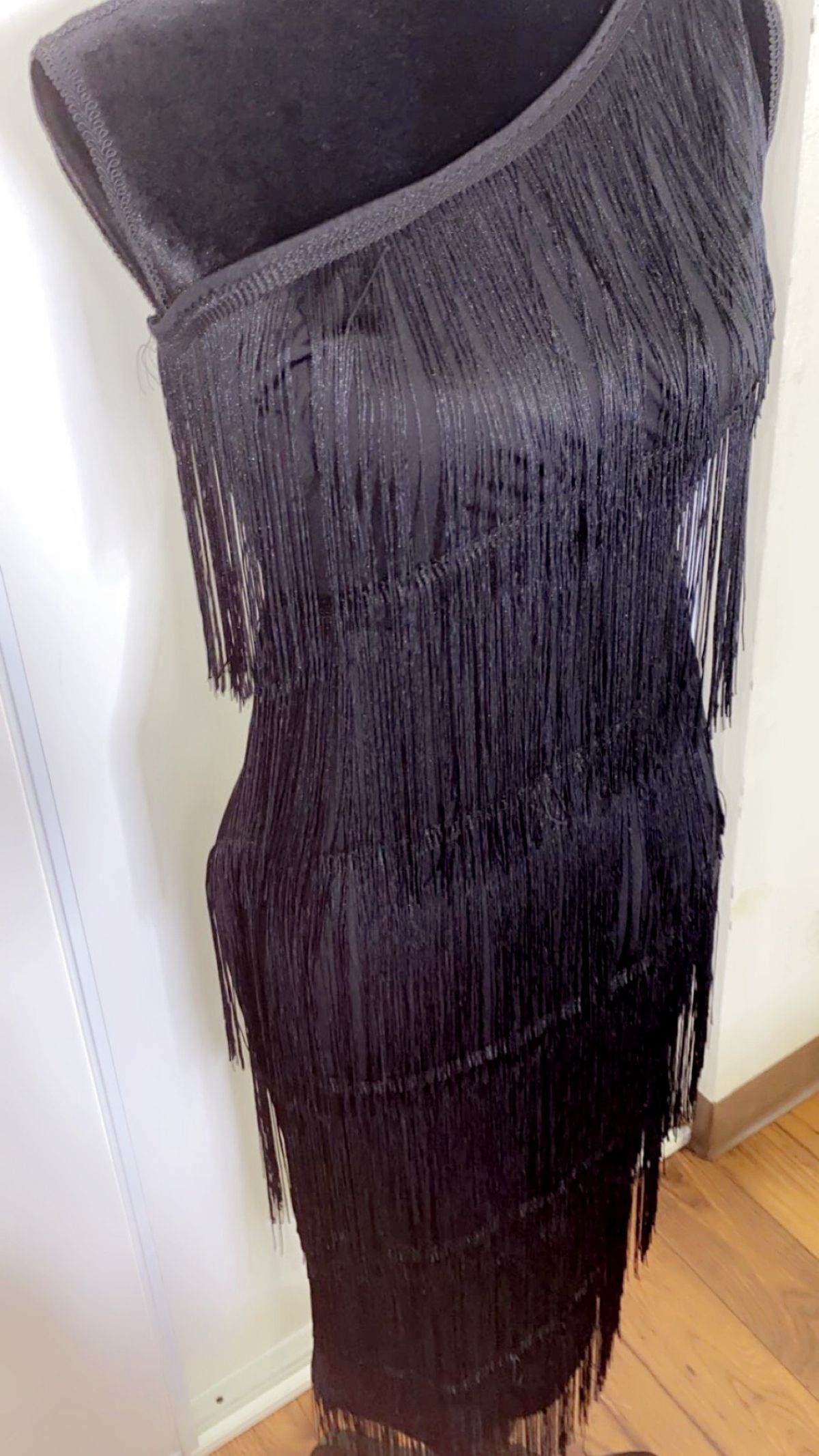 Midi dress Size 6 Black Cocktail Dress on Queenly