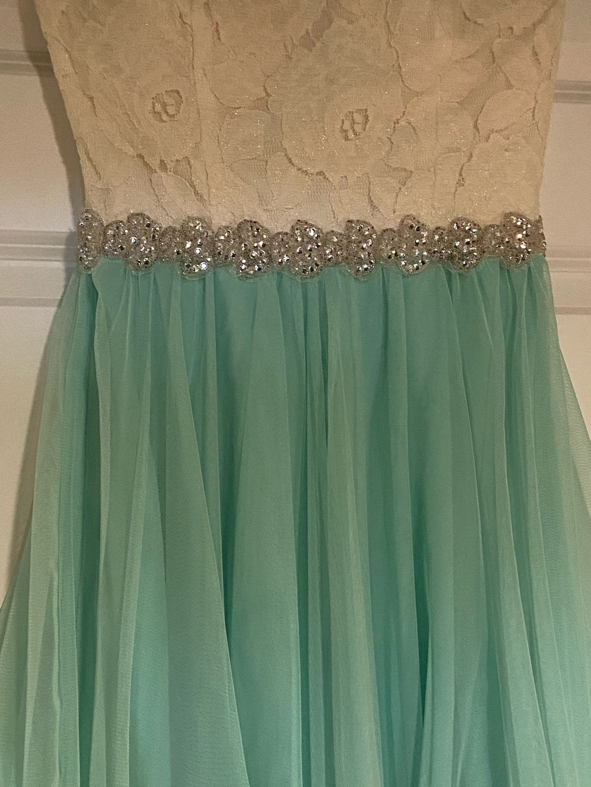 Size 2 Strapless Lace Light Green Cocktail Dress on Queenly