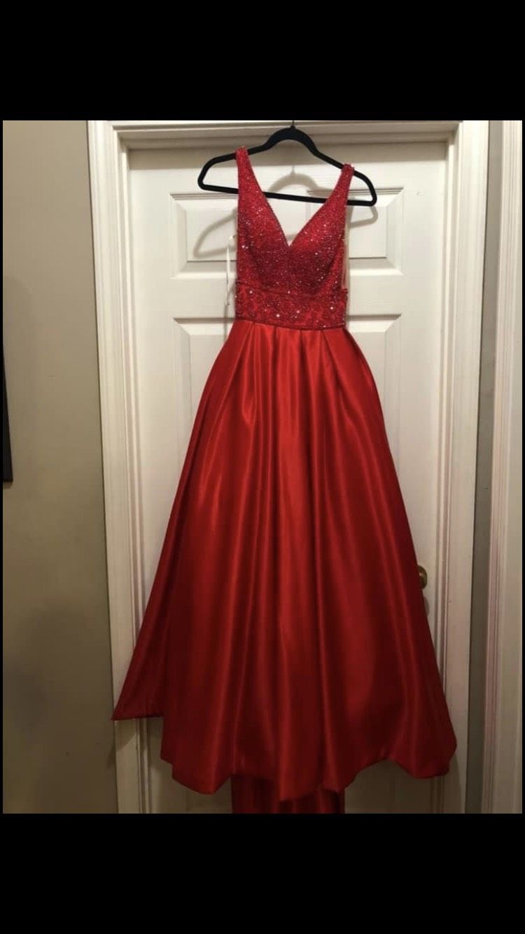 Vienna Size 2 Red Ball Gown on Queenly