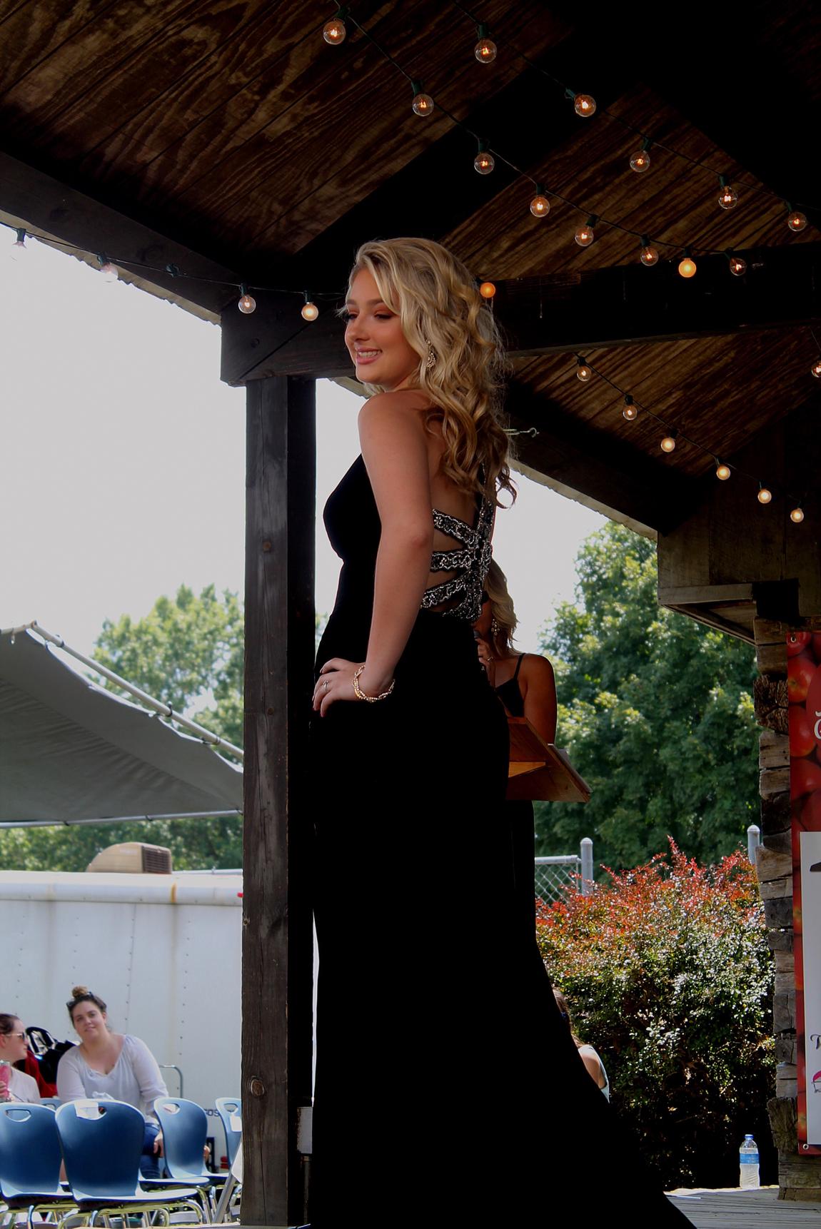 Sherri Hill Size 6 Prom Velvet Black Cocktail Dress on Queenly