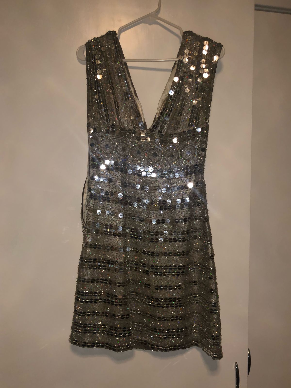 Size 4 Homecoming Sequined Silver Cocktail Dress on Queenly