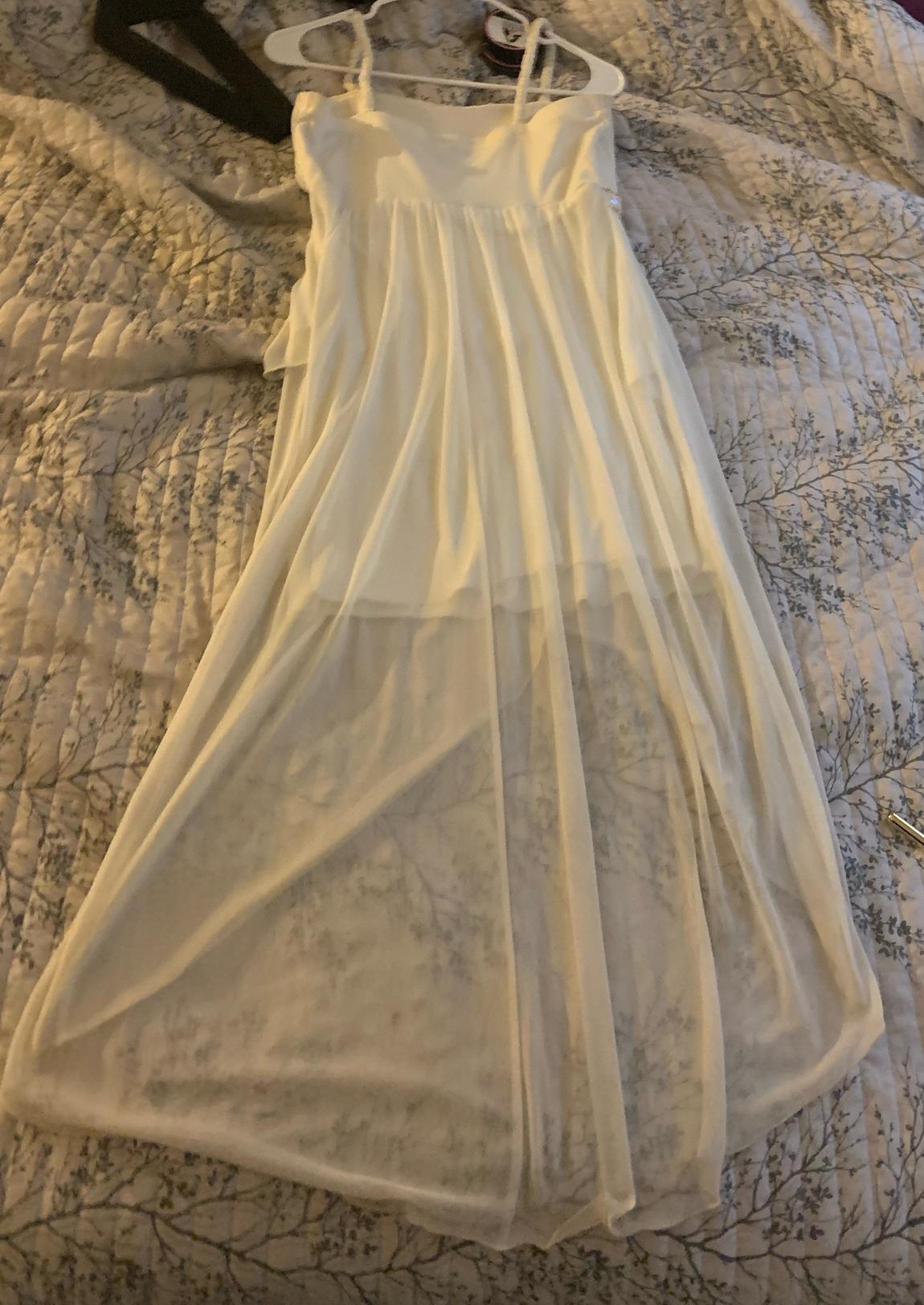 Size 6 Prom White Dress With Train on Queenly