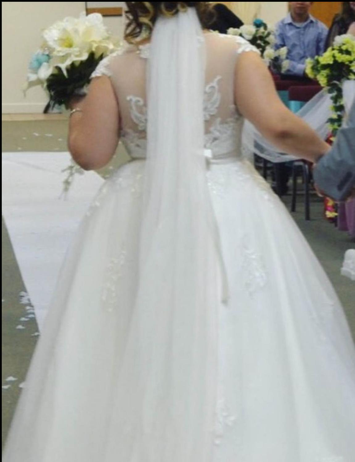Size 14 Lace White Ball Gown on Queenly
