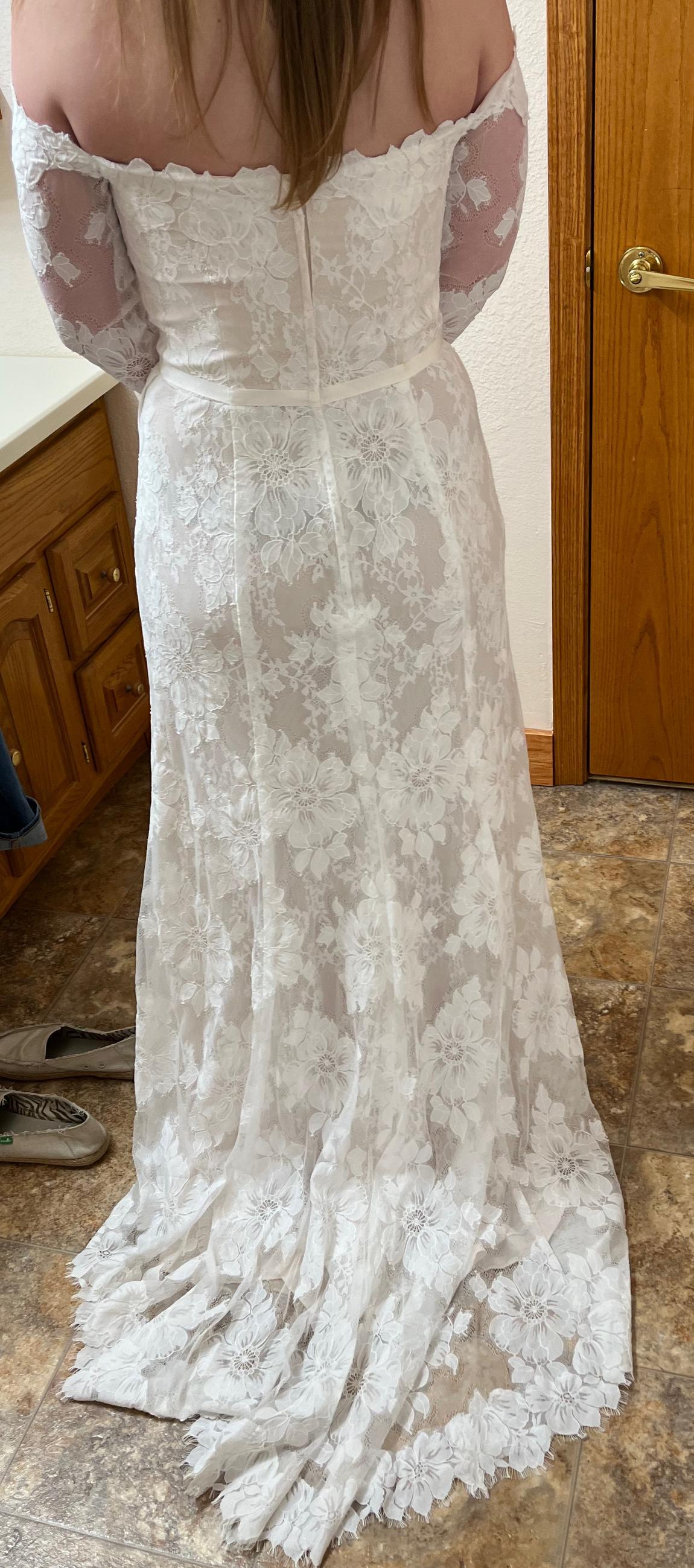 Melissa Sweet Size 8 White Floor Length Maxi on Queenly