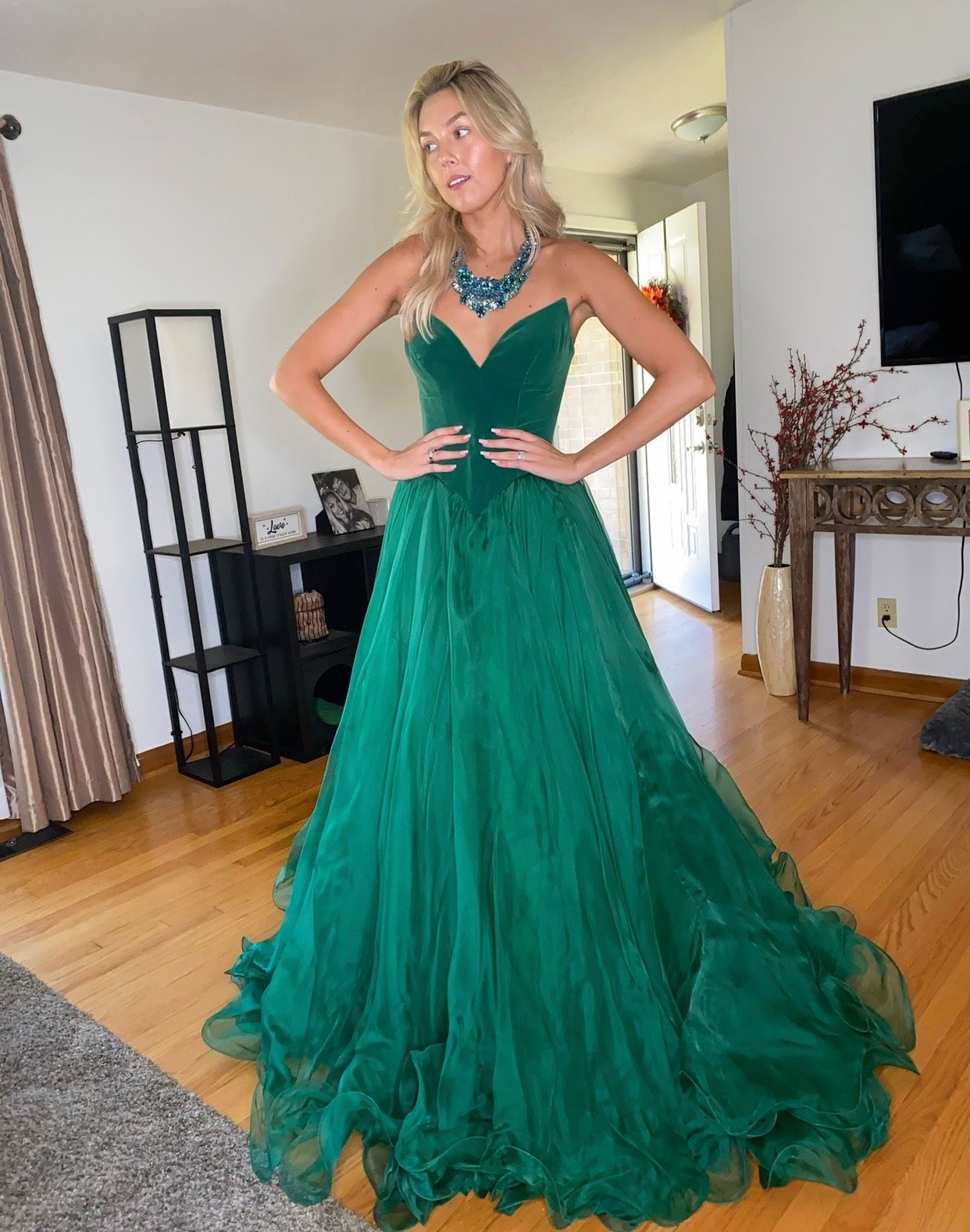 Sherri Hill Size 4 Prom Velvet Green Dress With Train on Queenly