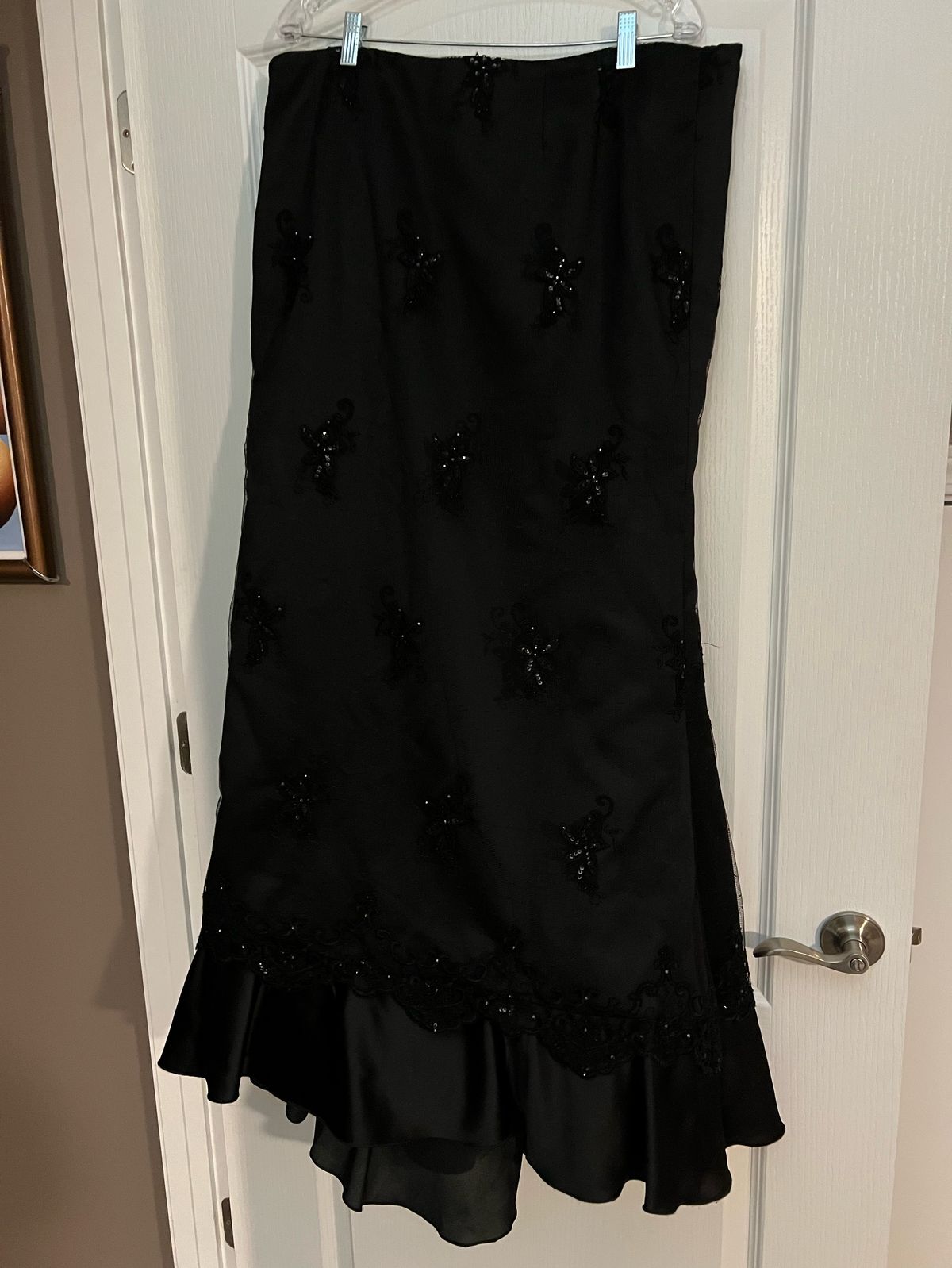 Plus Size 18 Plunge Lace Black Dress With Train on Queenly