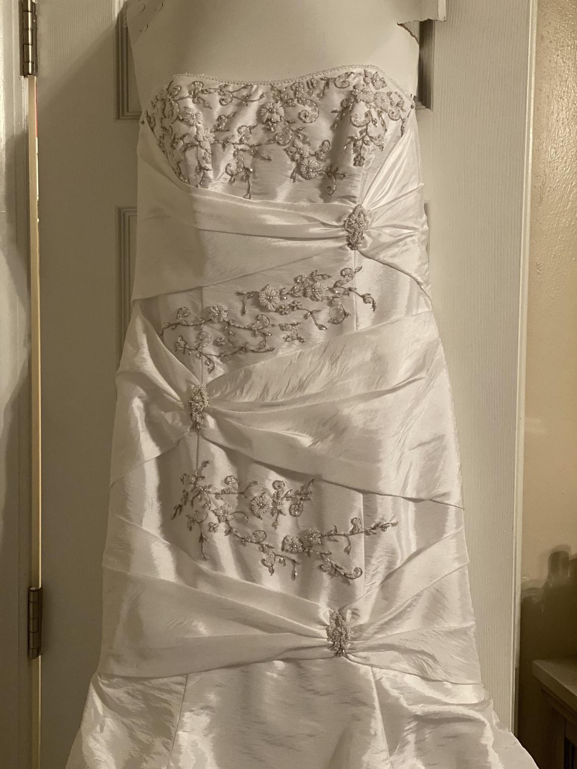 Size 12 Wedding Strapless Satin White Mermaid Dress on Queenly