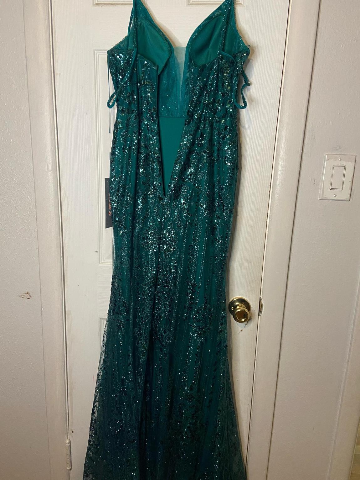 Size 6 Prom Sequined Emerald Green Side Slit Dress on Queenly