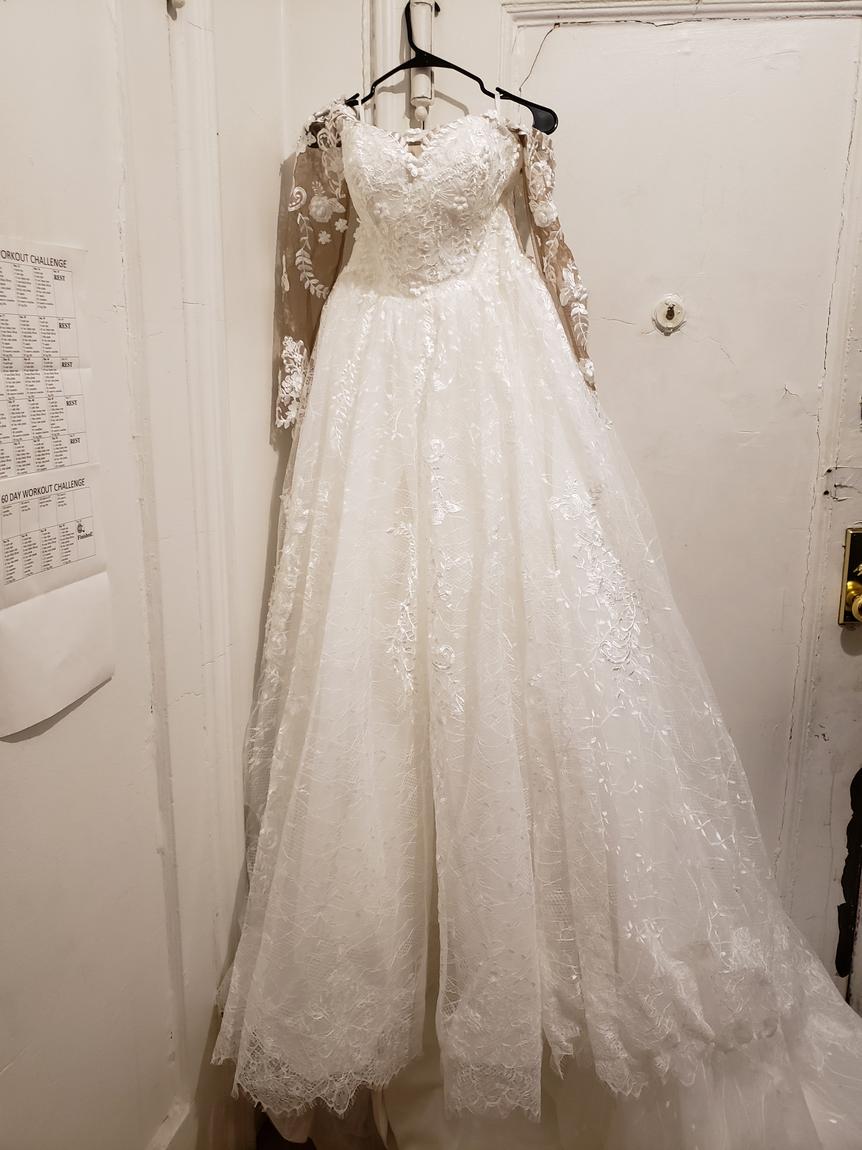 Size 8 Off The Shoulder White Ball Gown on Queenly