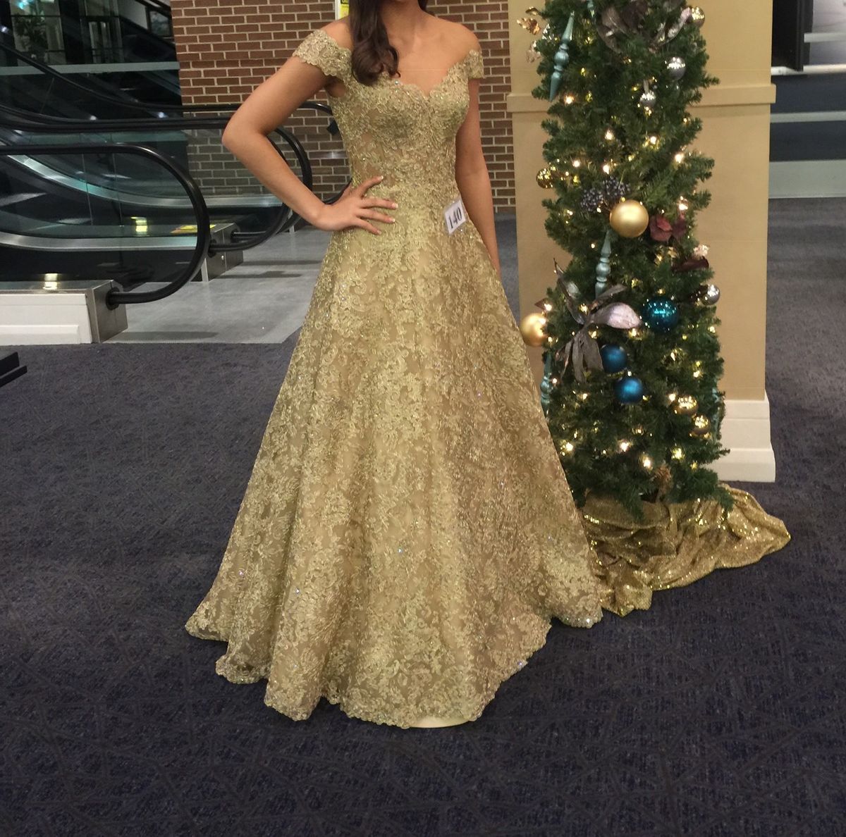 Sherri Hill Size 4 Prom Off The Shoulder Lace Gold A-line Dress on Queenly