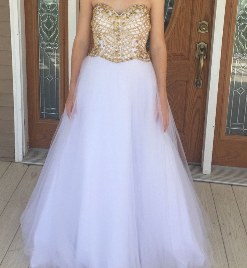 Size 4 Prom White Ball Gown on Queenly