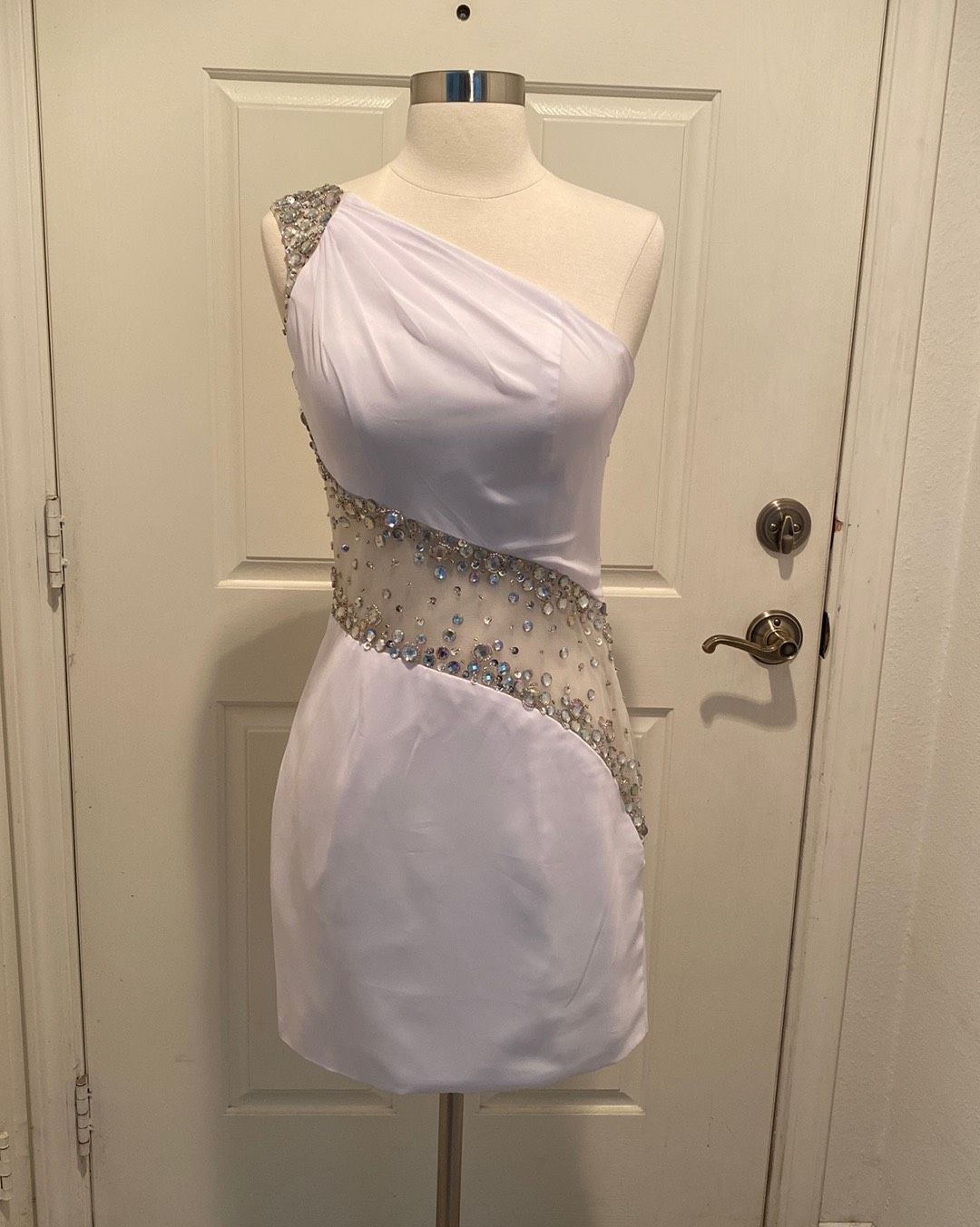 None Size 4 Sequined White Cocktail Dress on Queenly