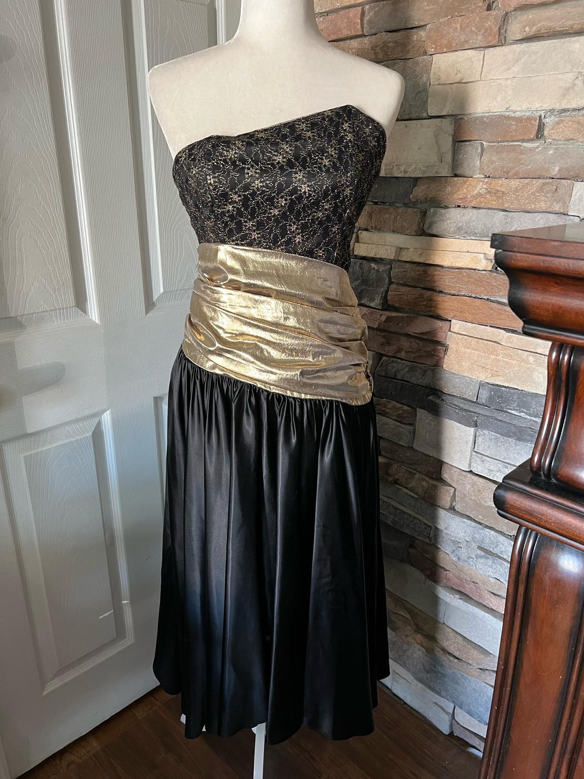 Patricia Size 8 Gold Floor Length Maxi on Queenly