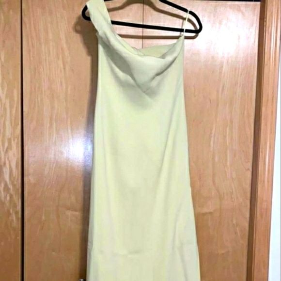 safiyaa Size 8 One Shoulder Yellow Mermaid Dress on Queenly