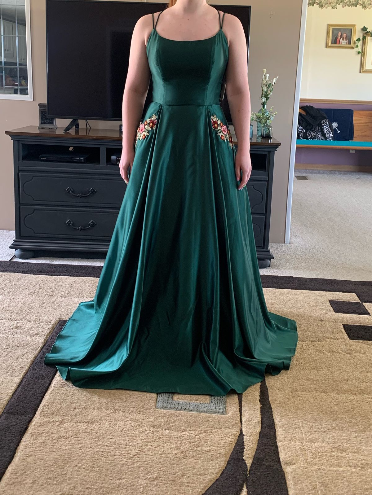 Size 8 Prom Emerald Green A-line Dress on Queenly