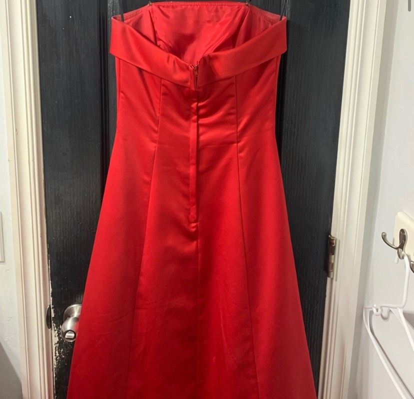 Urban Girl Nites Size 4 Red Floor Length Maxi on Queenly