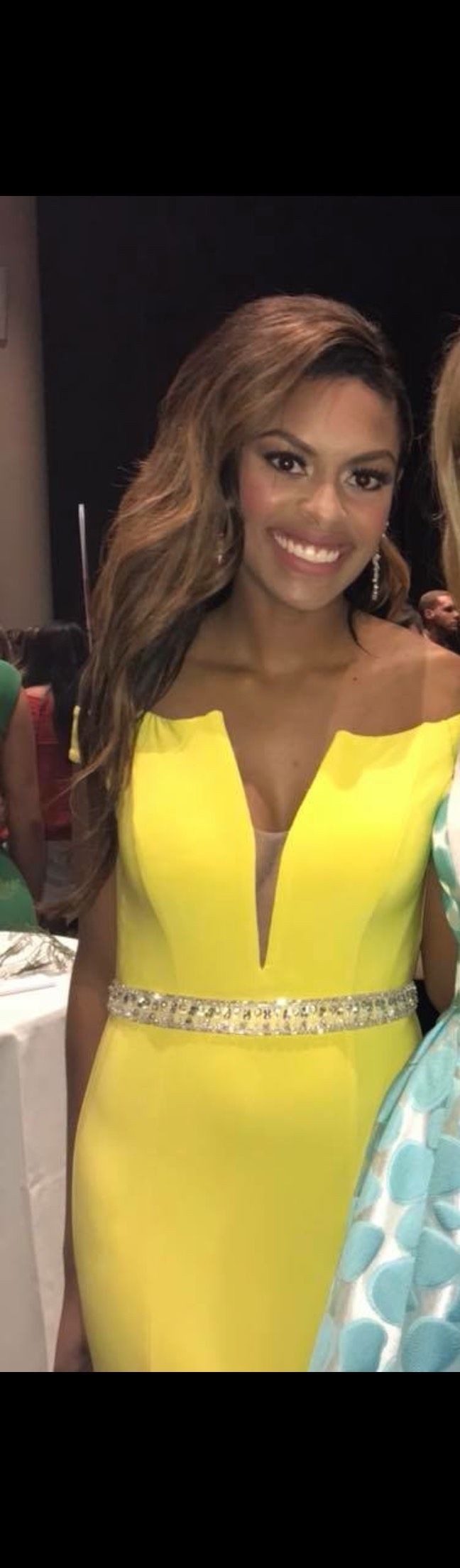 Ashley Lauren Size 4 Yellow Side Slit Dress on Queenly