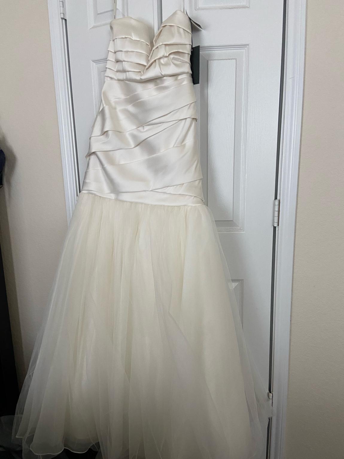 Vera Wang Size 8 White Mermaid Dress on Queenly
