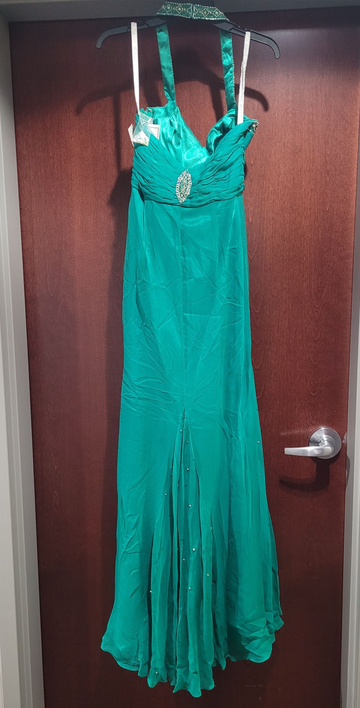 Style 3072 Kiss Kiss Formal Size 6 Emerald Green A-line Dress on Queenly