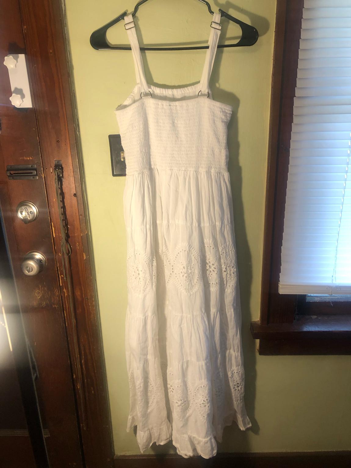 Size 2 White Floor Length Maxi on Queenly