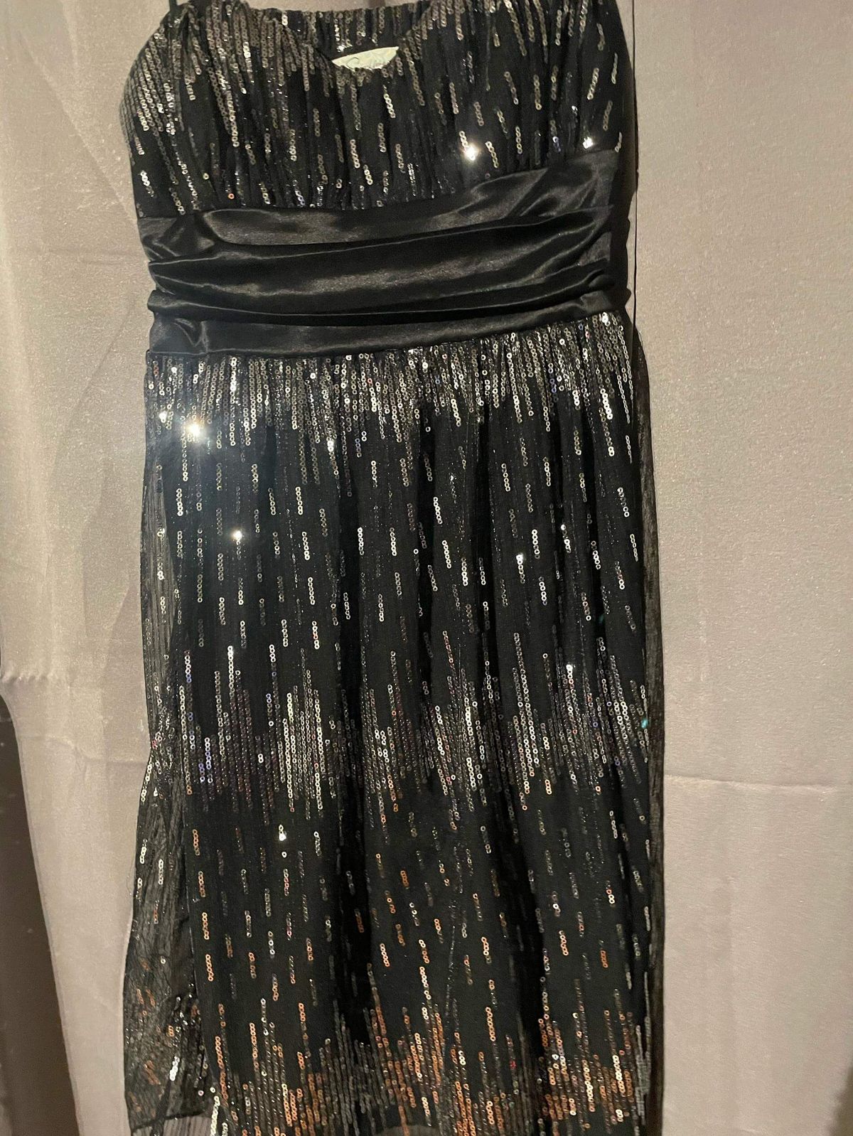 Size 8 Sequined Black Cocktail Dress on Queenly