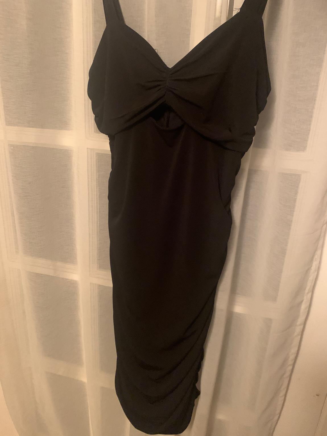 Size 12 Black Cocktail Dress on Queenly